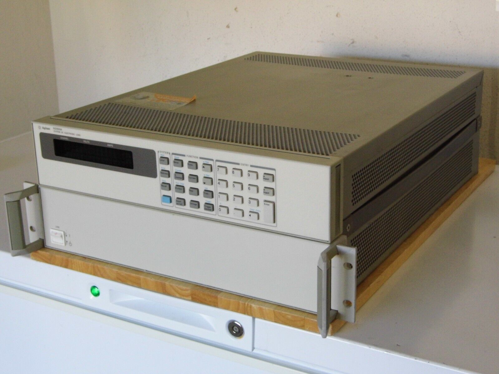 Agilent N3300A DC Electronic Load Mainframe Agilent N3300A DC Electronic Load Mainframe